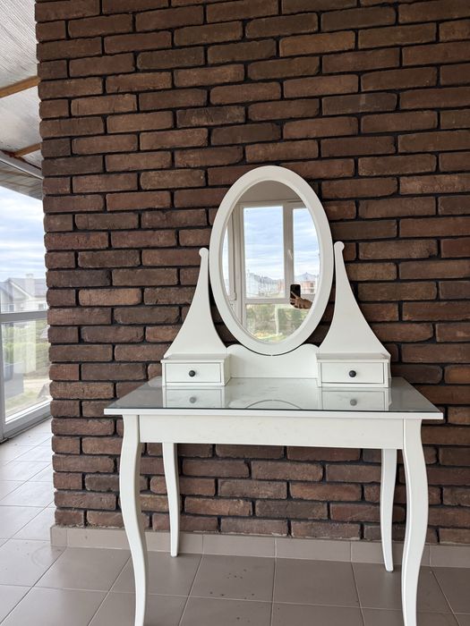 Туалетний столик