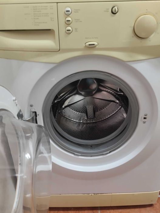 Vende se máquina de roupa