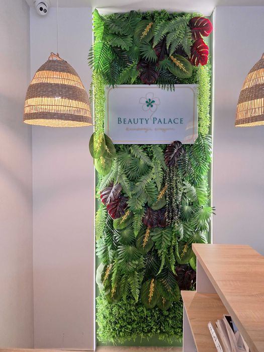 Dekoracja ścienna: sztuczna trawa i liście ręcznie układane