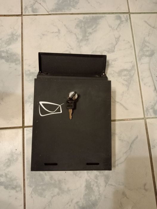 Skrzynka na listy wraz z kompletem kluczy.