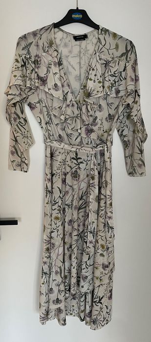 Sukienka Reserved w kwiaty z falbankami