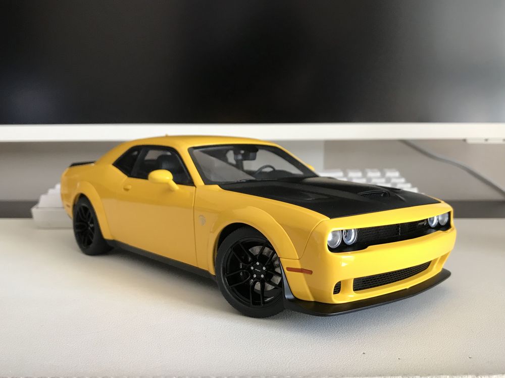 AutoArt Dodge Challenger SRT Hellcat Widebody 2018 Yellow jacket 1/18