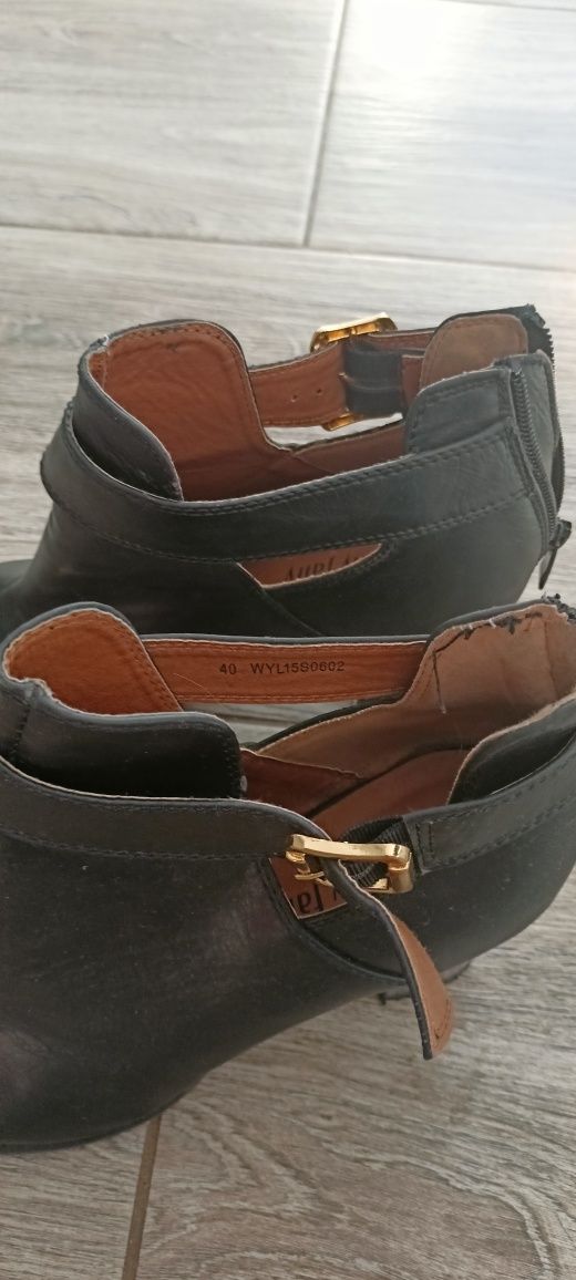 R40 botki na obcasie
