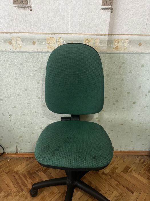 Стильне зелене офісне крісло на колесиках для вашого комфорту