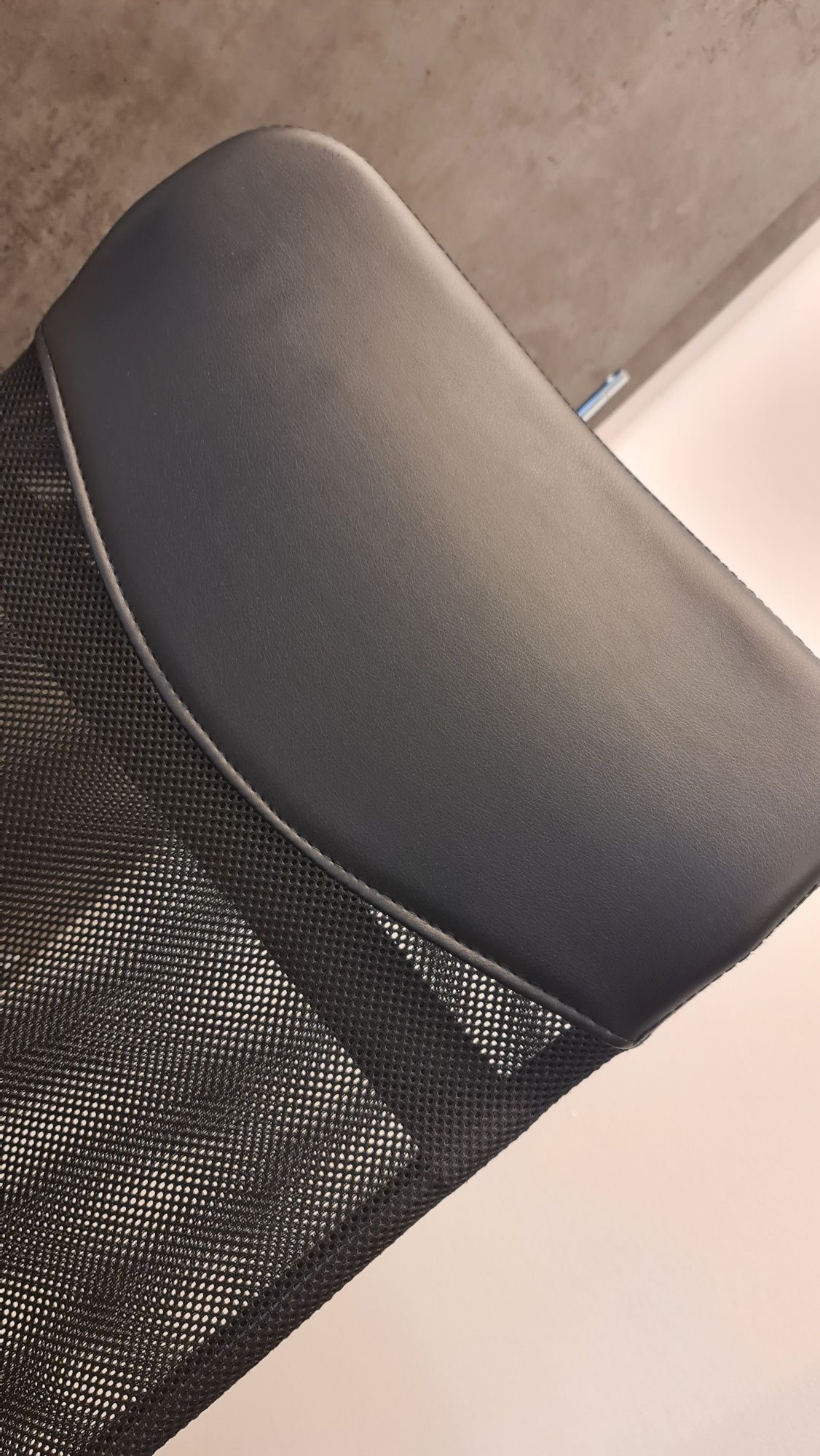 Fotel Jysk ma kółkach z regulacją