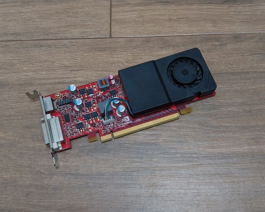 Placa gráfica low profile Nvidia GT220 com 1 Gb DDR3