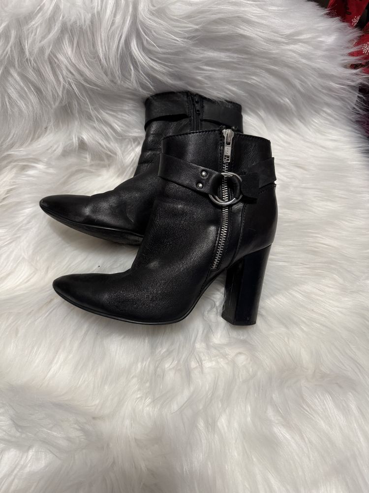 Buty botki czarne na obcasie