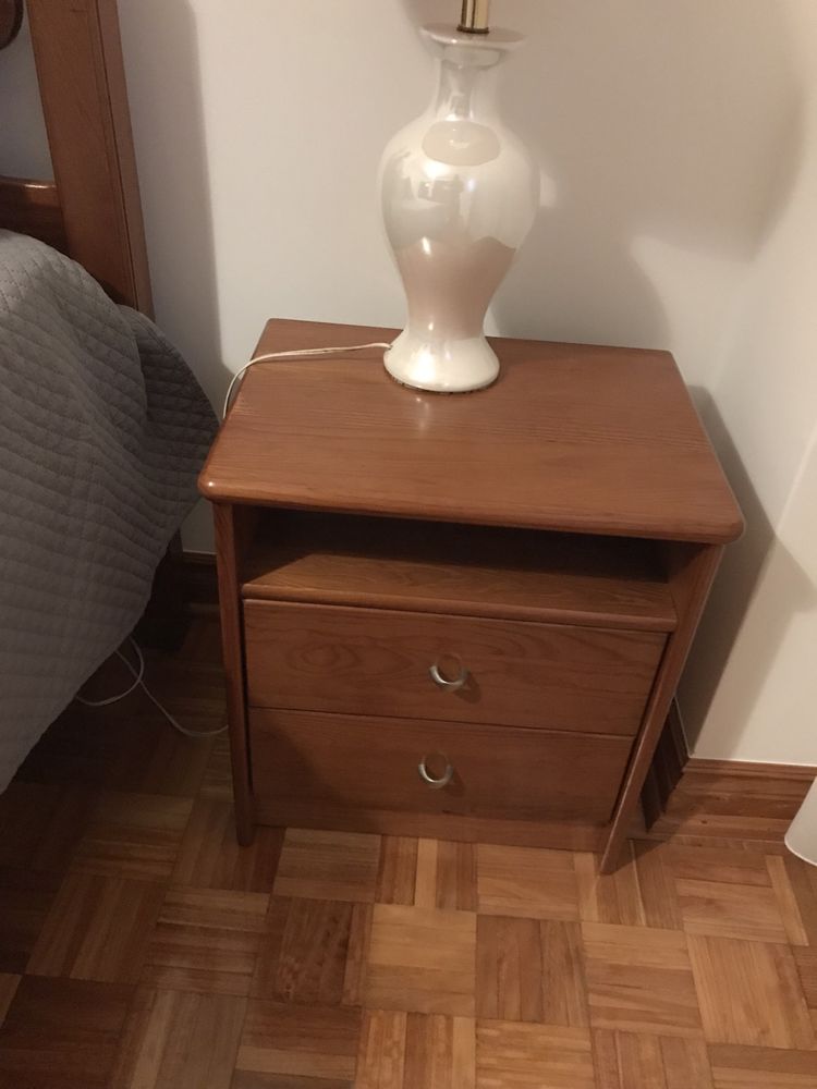 Mobilia de quarto (cama, colchão, mesas de cabeceira)