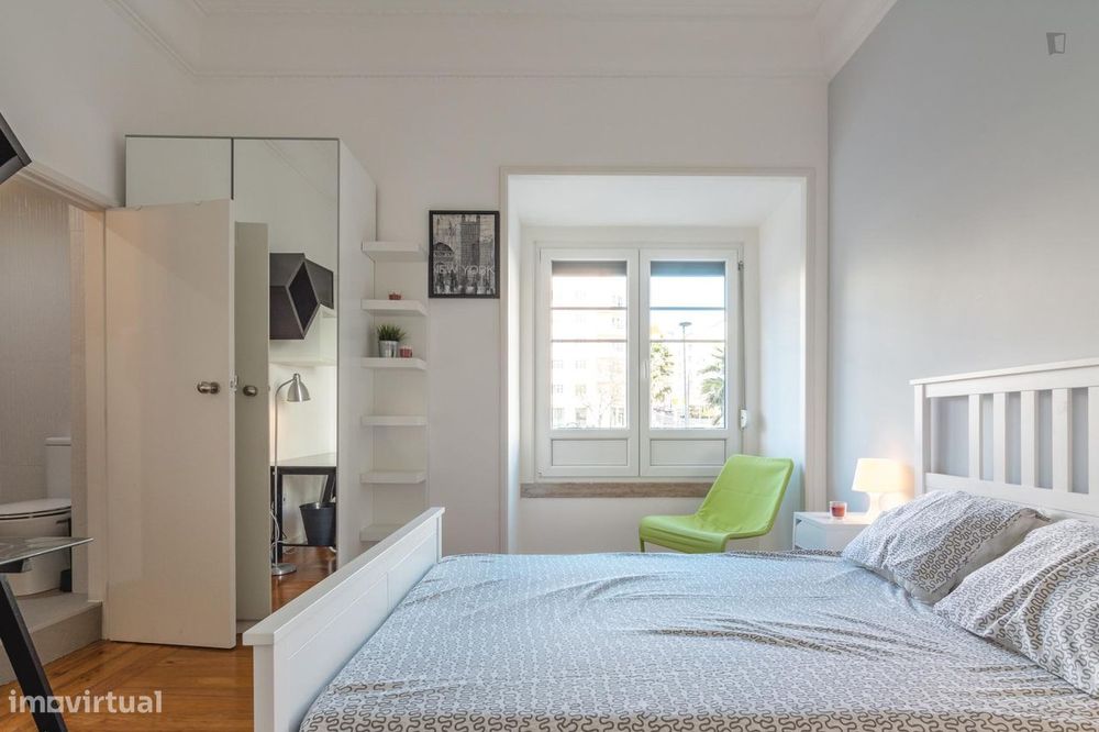 24116 - Suíte com cama de casal.