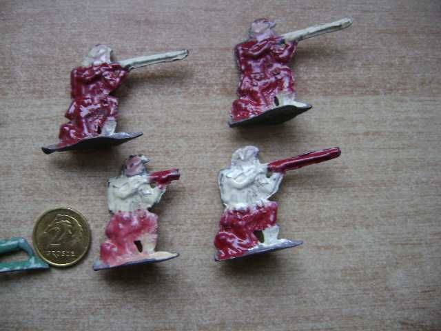 Starocie z PRL - Stare zabawki = Zestaw 8 ołowianych żołnierzyków