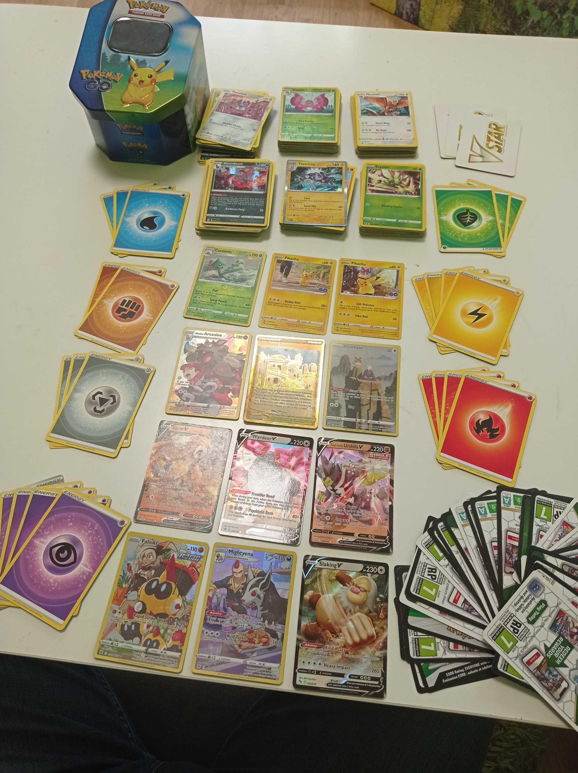 Karty Pokemon 300szt. w tym kilka kolekcjonerskich i pudełko pokemon