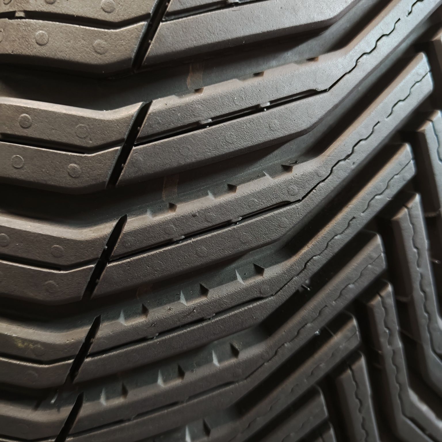 255/65/18 Sprzedam parę opon całorocznych Michelin