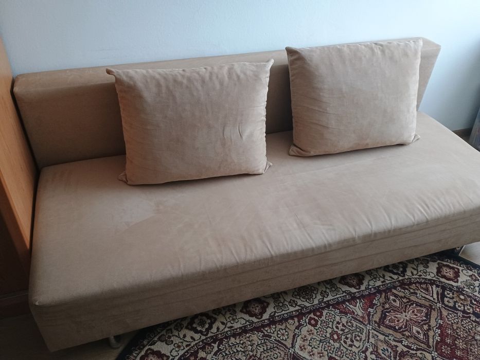 Sofa z poduszkami