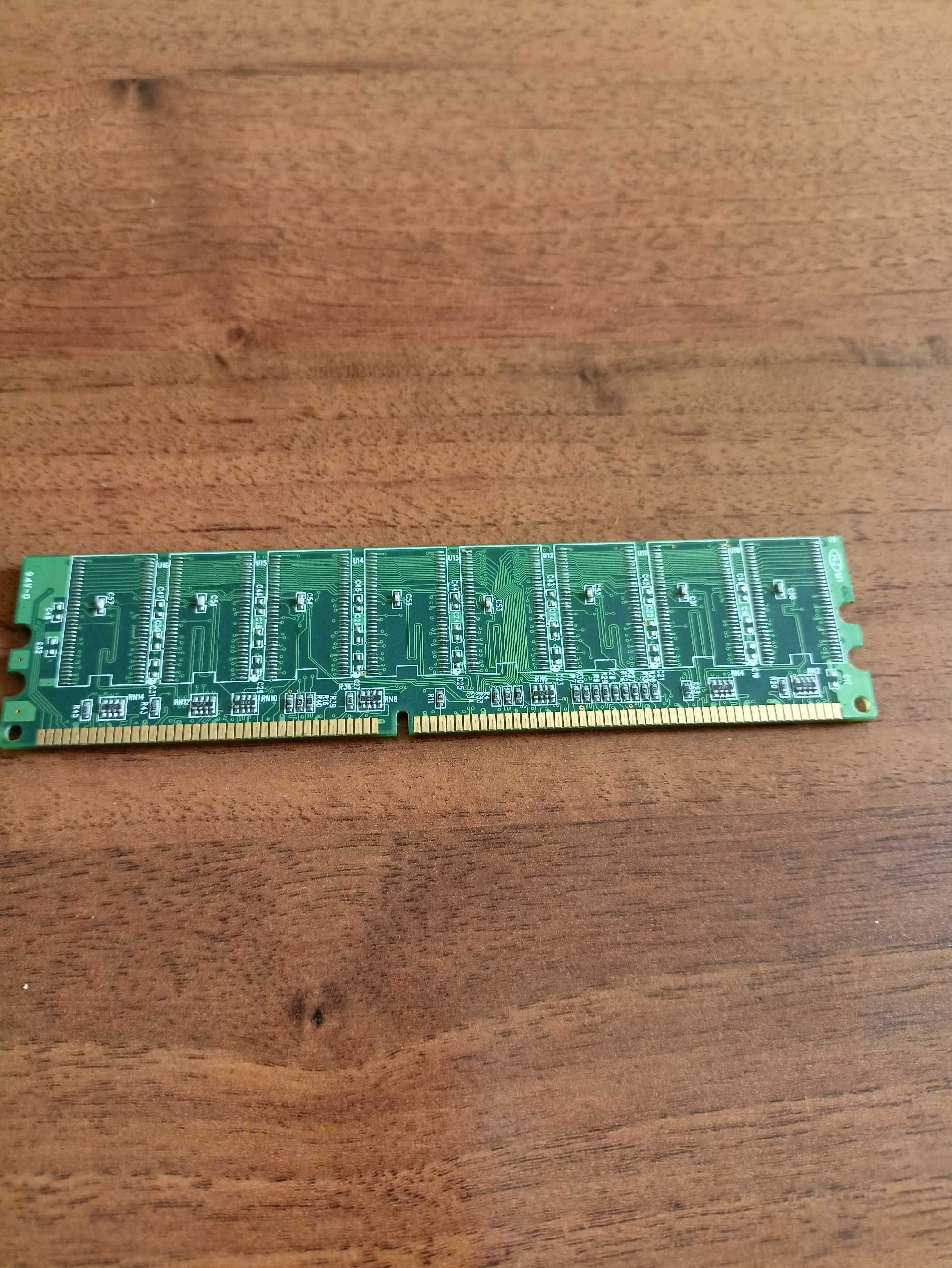 Pamięć RAM typu DDR, o pojemności 512MB.
