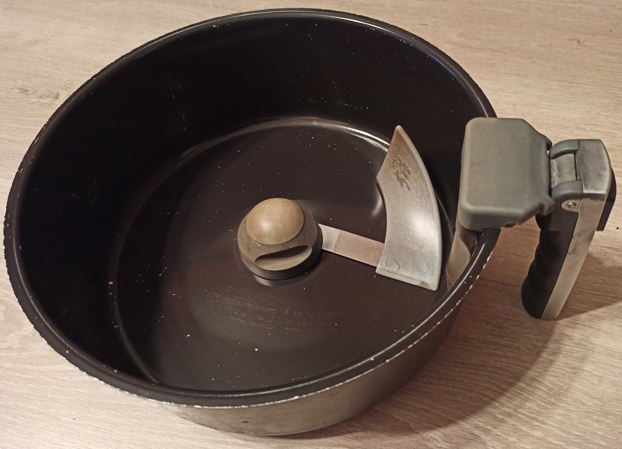 pojemnik z mieszadłem i uchwytem do frytkownicy DeLonghi