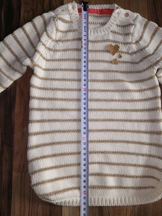 Sweterek  dziewczęcy z złotą nitka