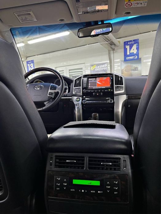 Тойота крузак 200 майже новий, можливий обмін на нерухомість в центрі