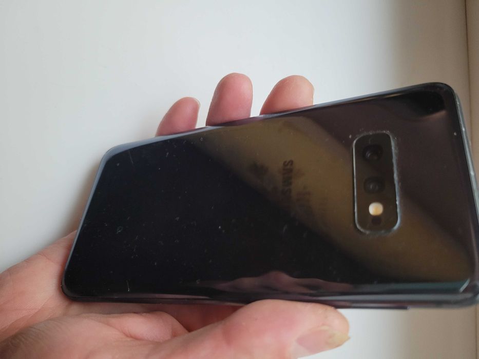 Samsung GALAXY S10e 6/128GB трещины на дисплее.