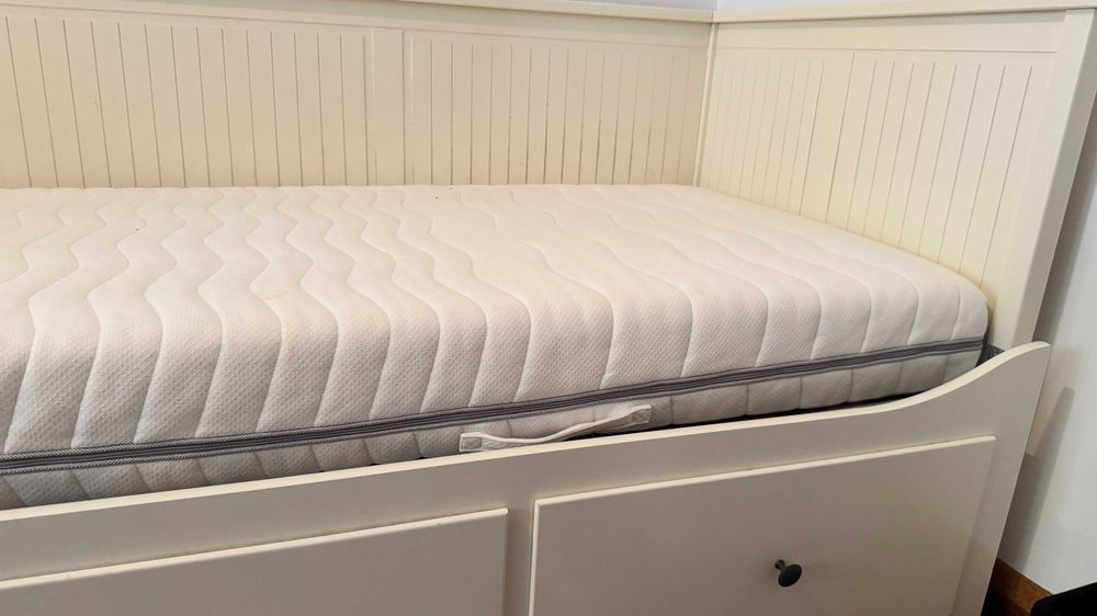 Cama Ikea com gavetas