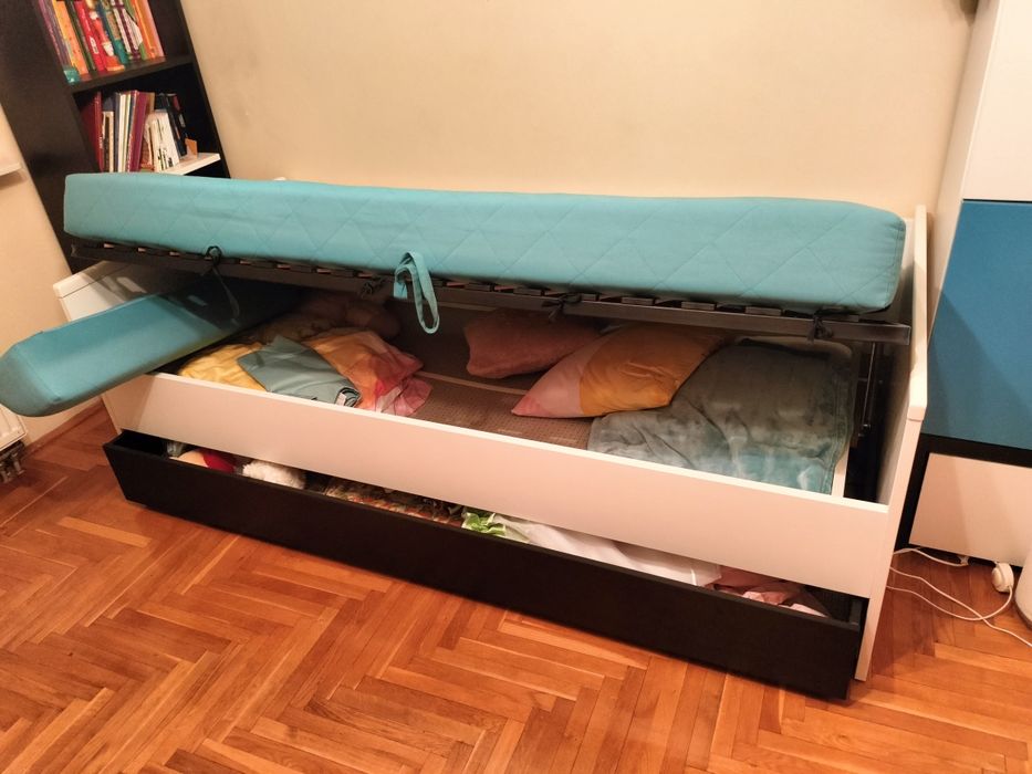 Łóżko z materacem