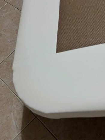 Cama de casal com cabeceira estofada