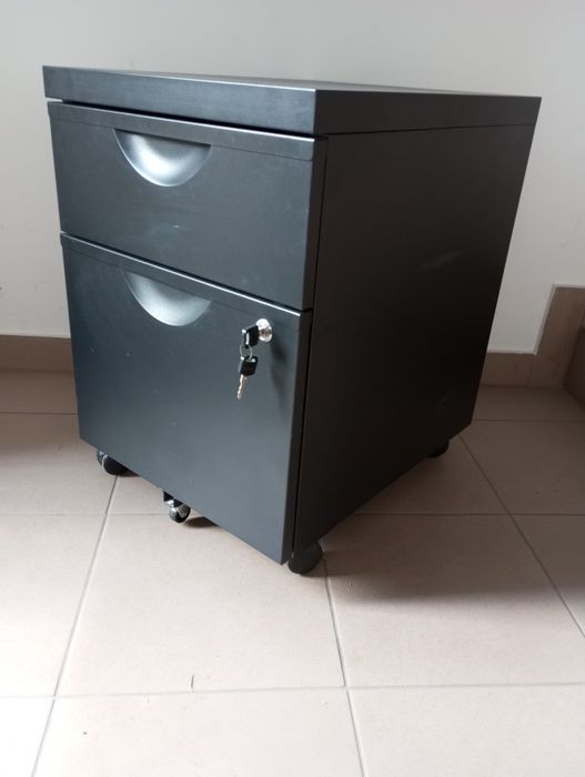 Czarna szafka na kółkach 57x50.5x41 cm