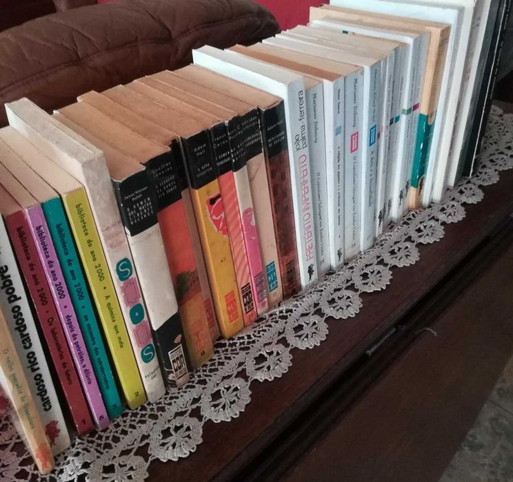 32 livros com temas variados da editora  Estudios Cor