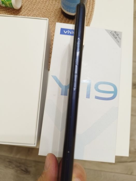 VIVO Y19 4gb RAM  128gb ROM отличное состояние