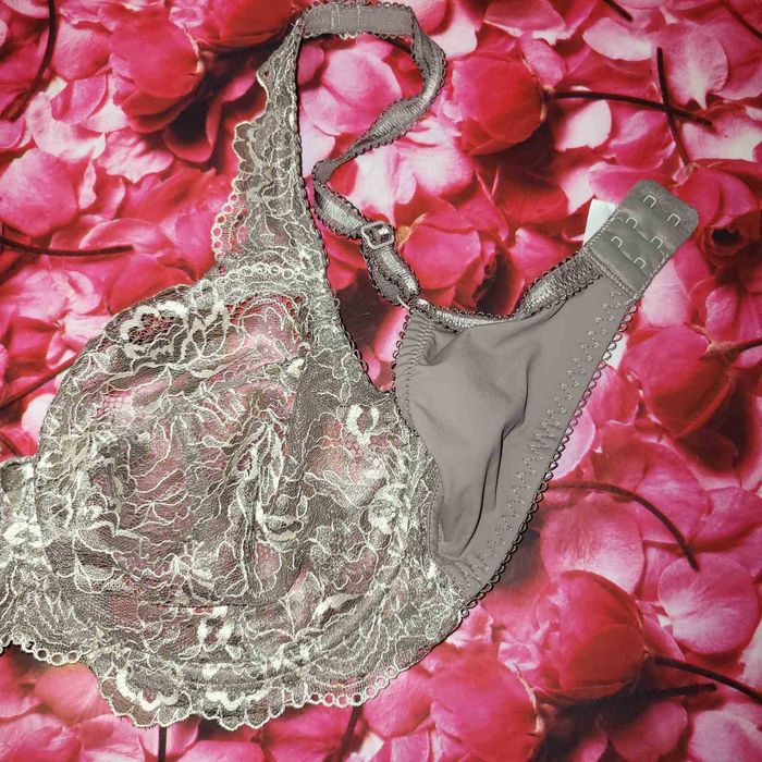 Продаю відвертий бюстгальтер кольору бежевого відтінку