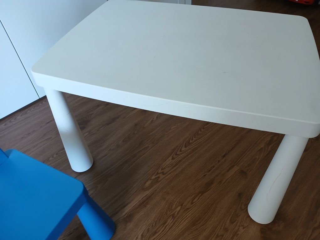 Vendo mesa + cadeira Criança