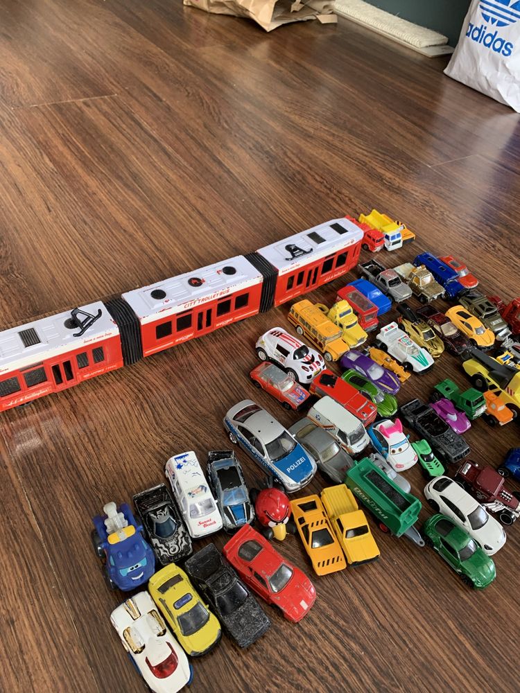 Mini autka (ponad 50 szt, w tym 9 hotwheels) + trolejbus