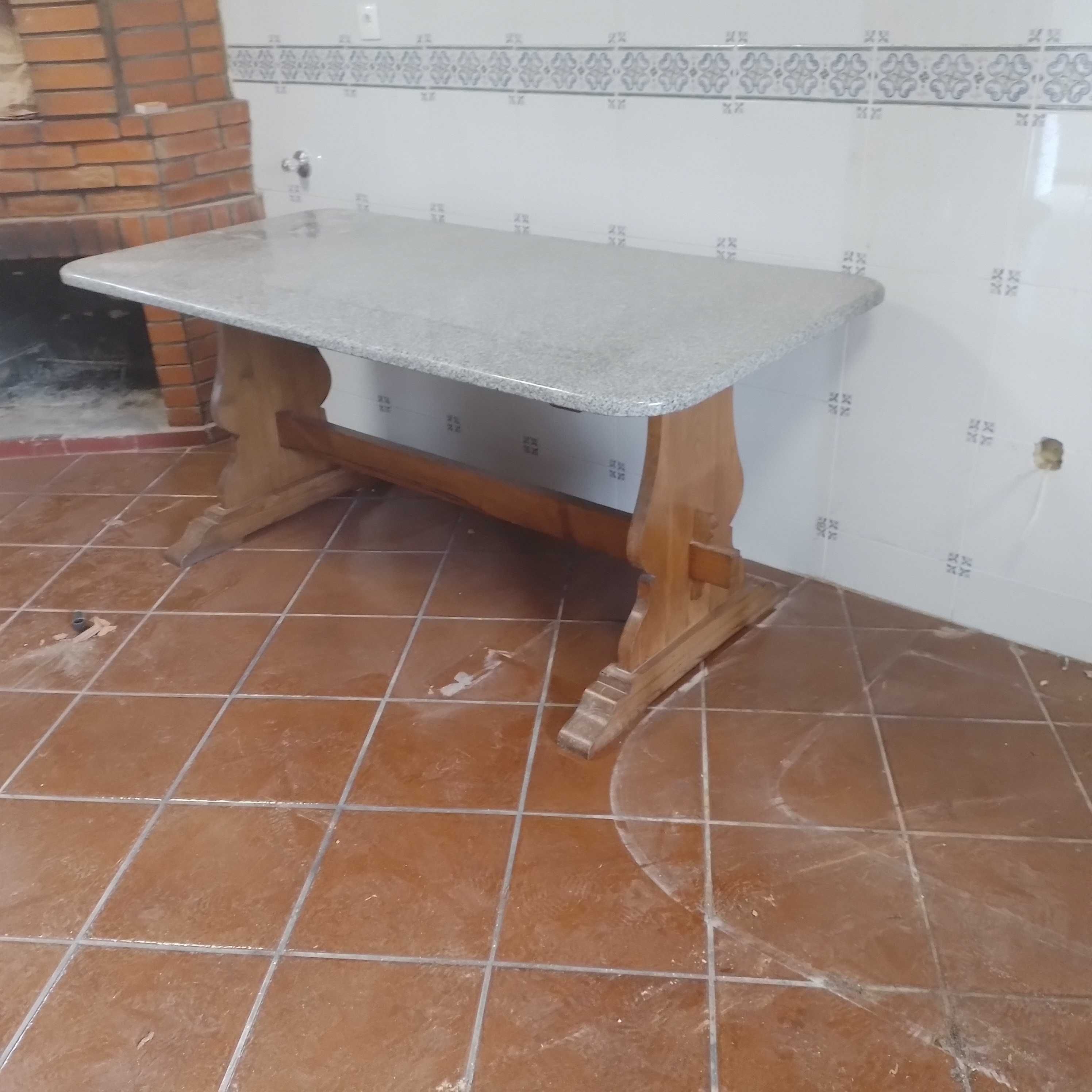 Mesa em Granito Antas e Madeira
