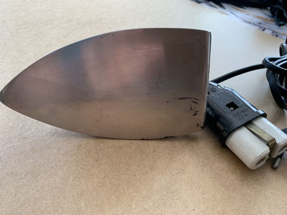 Małe stare żelazko turystyczne ze zdejmowaną rączką