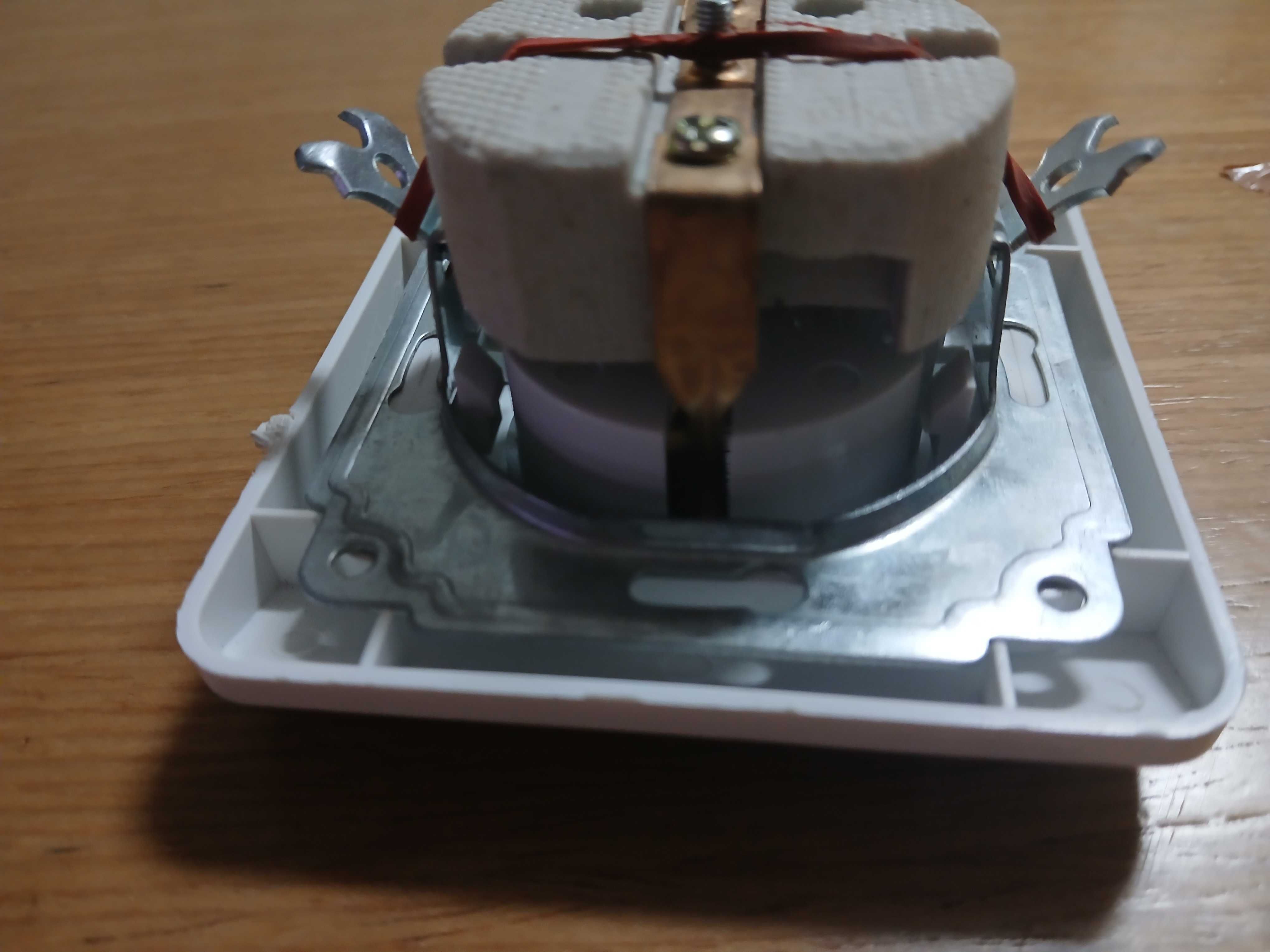 Tomada electrica normal (branca; nunca foi usada)