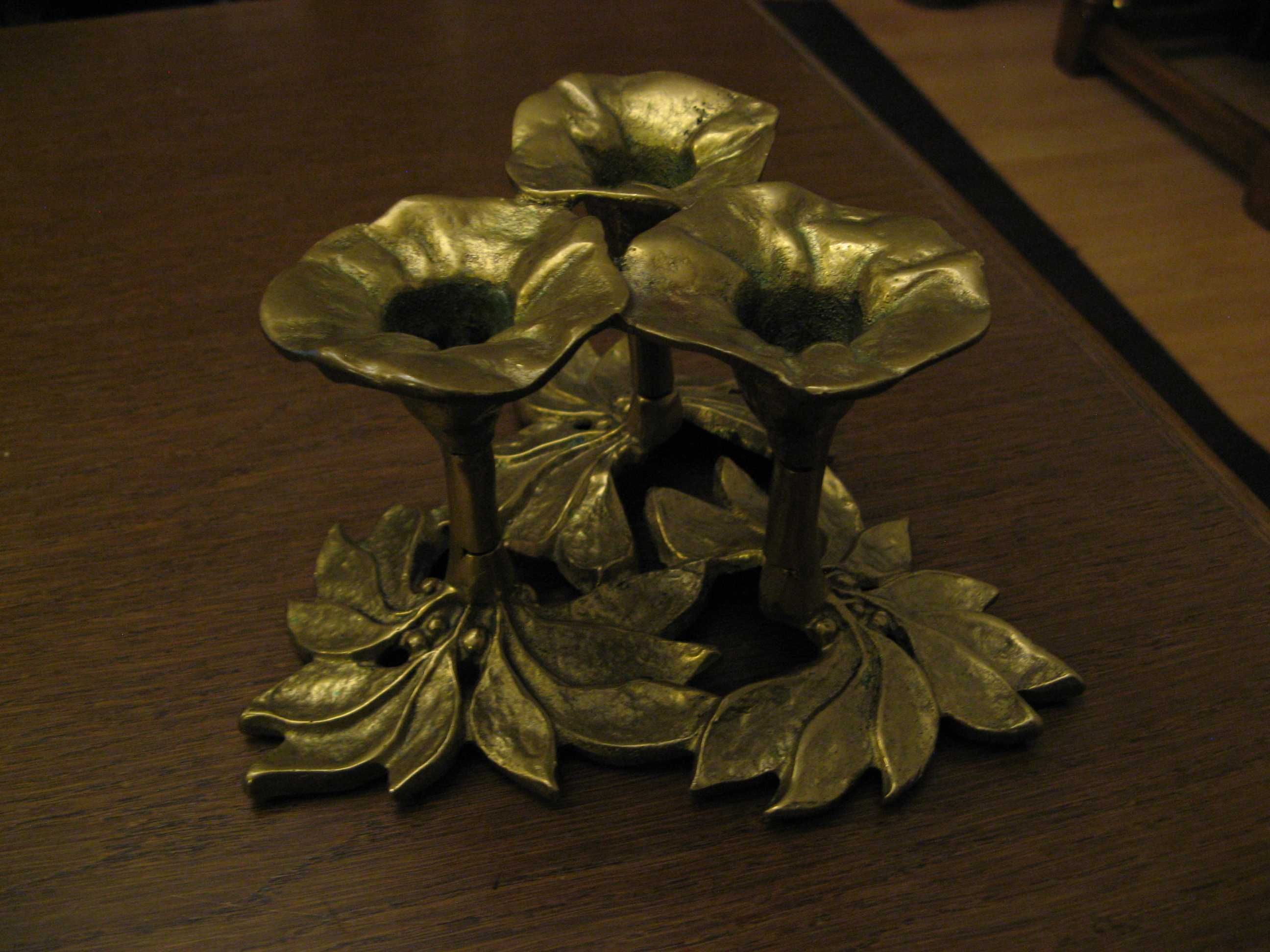 Mosiężny świecznik w formie trzech kwiatów, stary, idealny