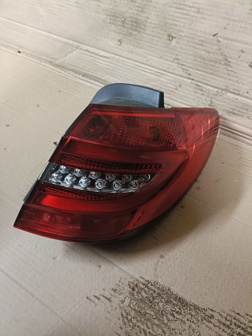 Mercedes w 246 b klasa prawa lampa tył LED  a246820.0664 w błotnik