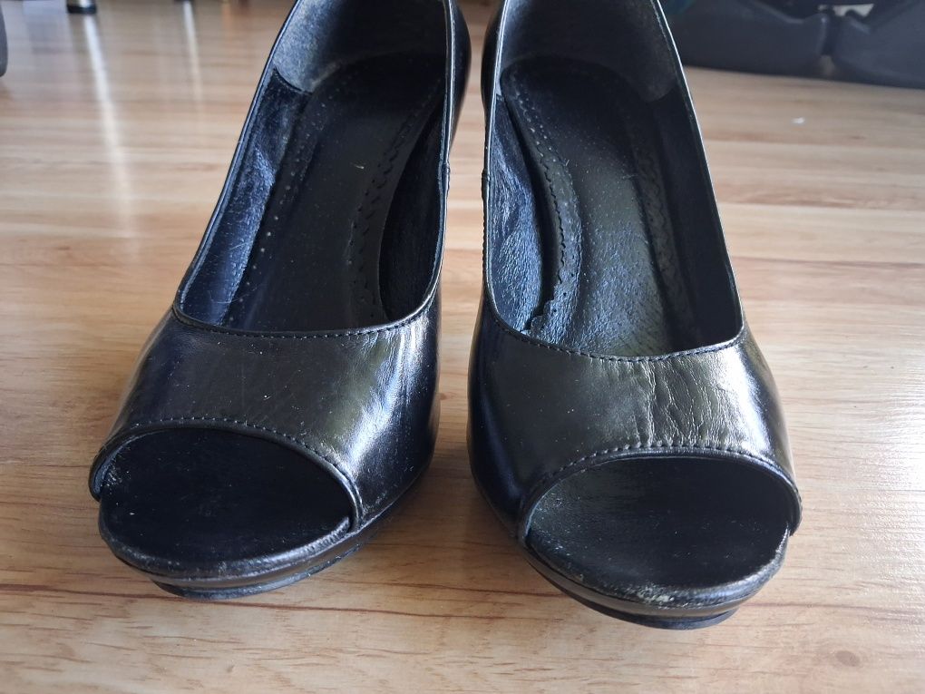 Buty na obcasie z odkrytymi palcami