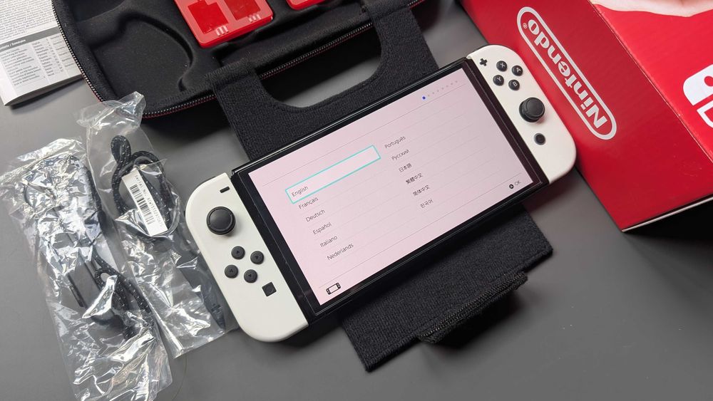 Nintendo Switch OLED 64GB + etui + szkło ochronne, pełny zestaw