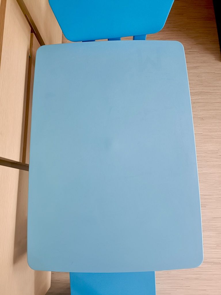Zestaw dwóch krzeseł oraz prostokątnego stolika Ikea Mamut