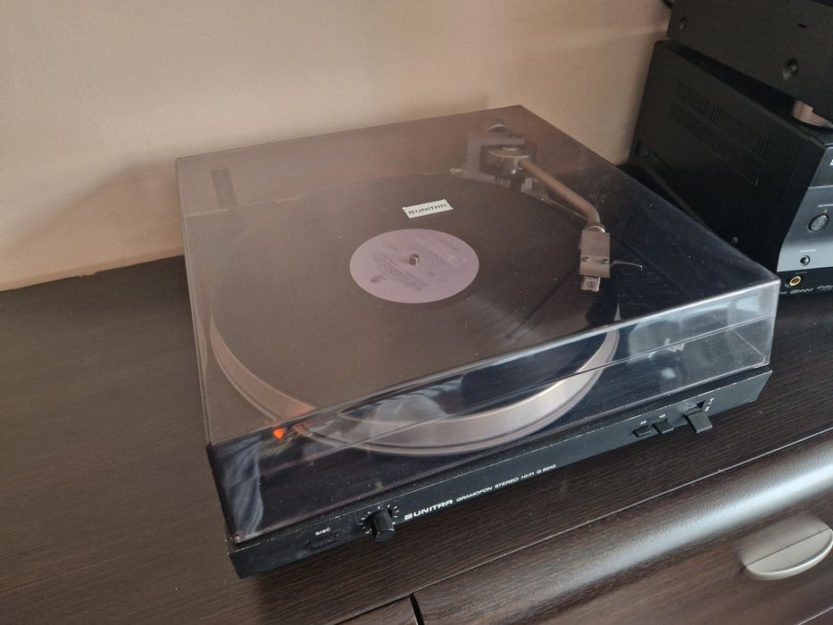 Gramofon stereo G 8010