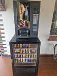 Automat vendingowy, sprzedający przekąski kawe Bianchi bvm921