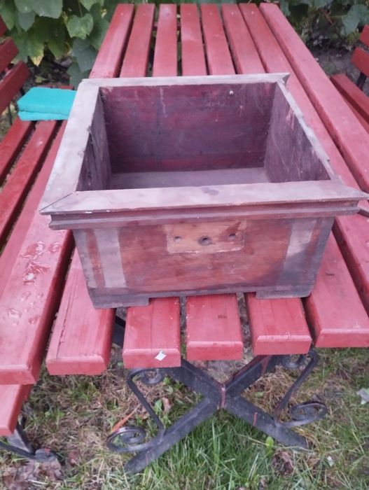 Stary adapter, patefon. Skrzynka, pudełko