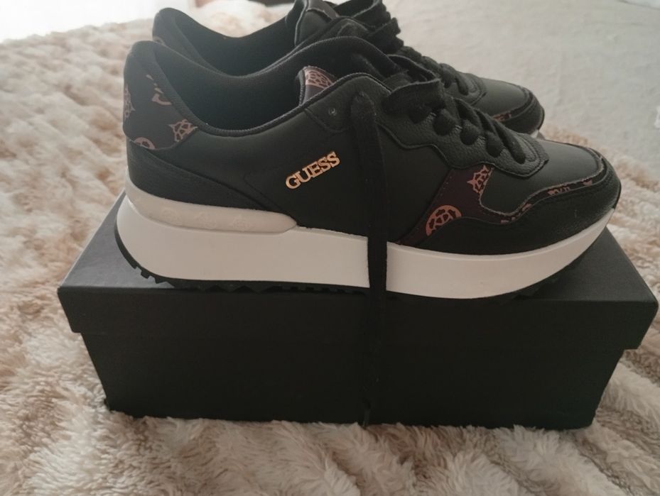 Sapatos  Guess novos