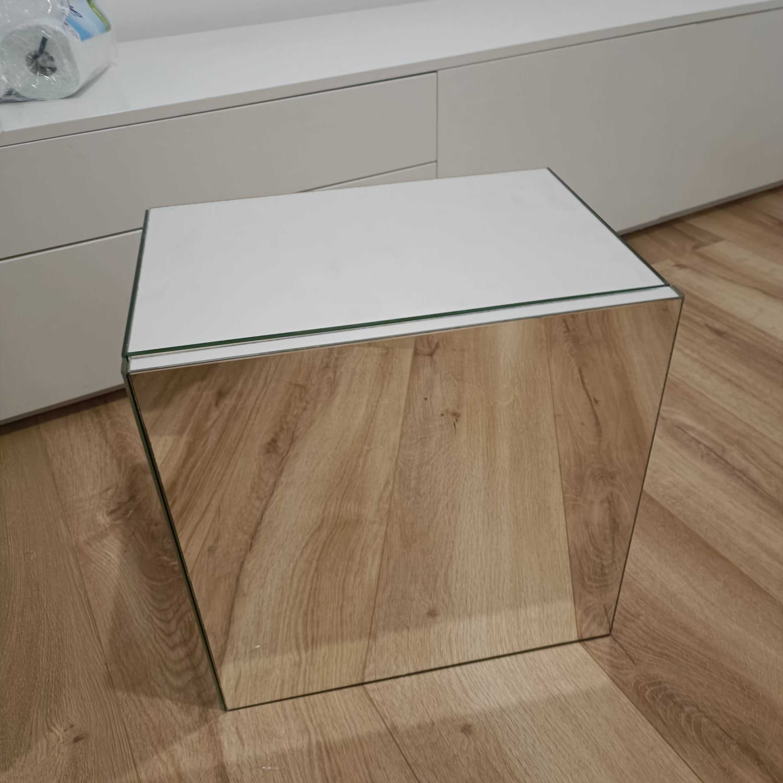 Cubo madeira com revestimento exterior a vidro espelhado