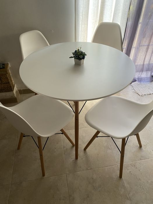 Vendo mesa com 4 cadeiras