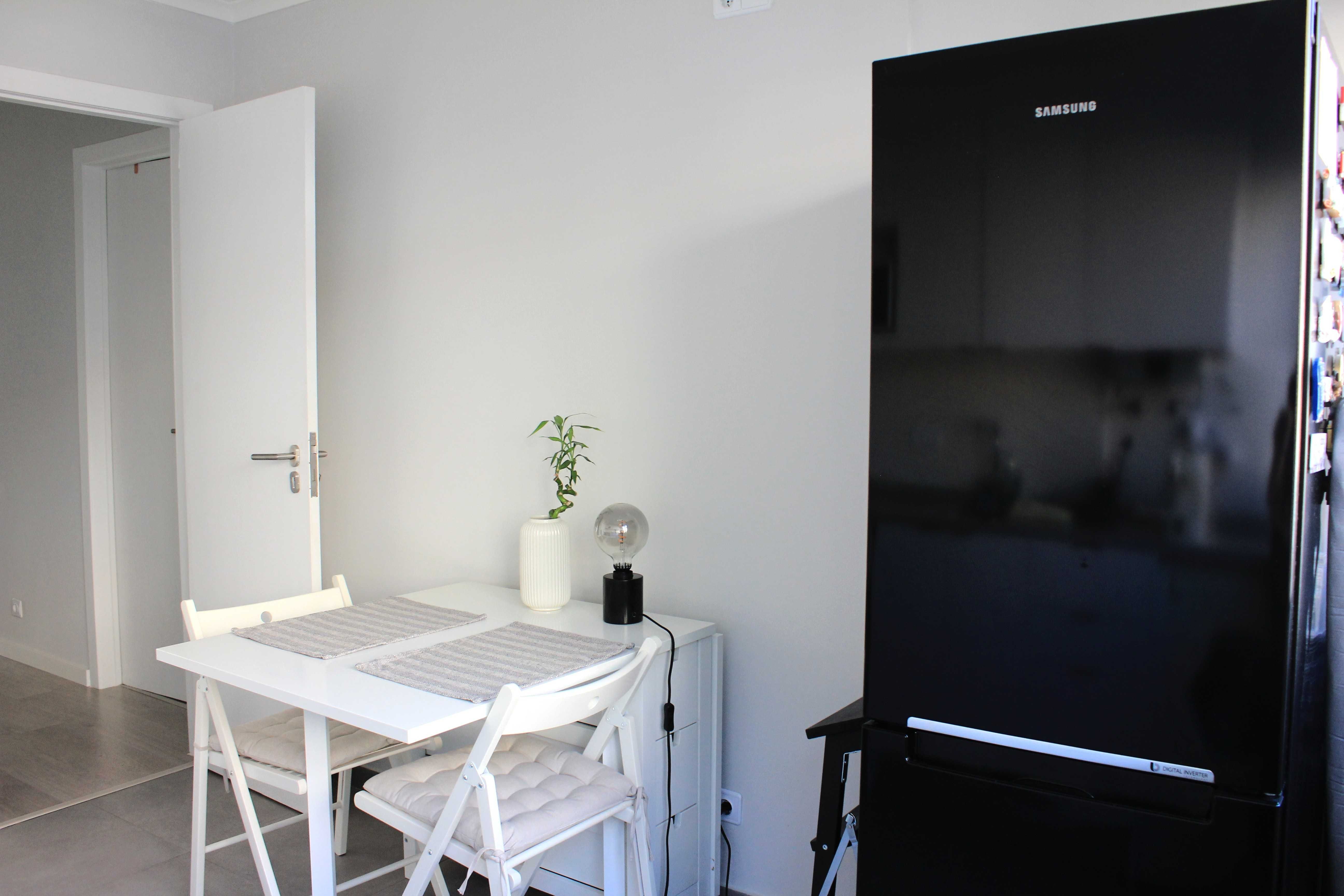 Quarto (solteiro com cama de casal) em apartamento remodelado