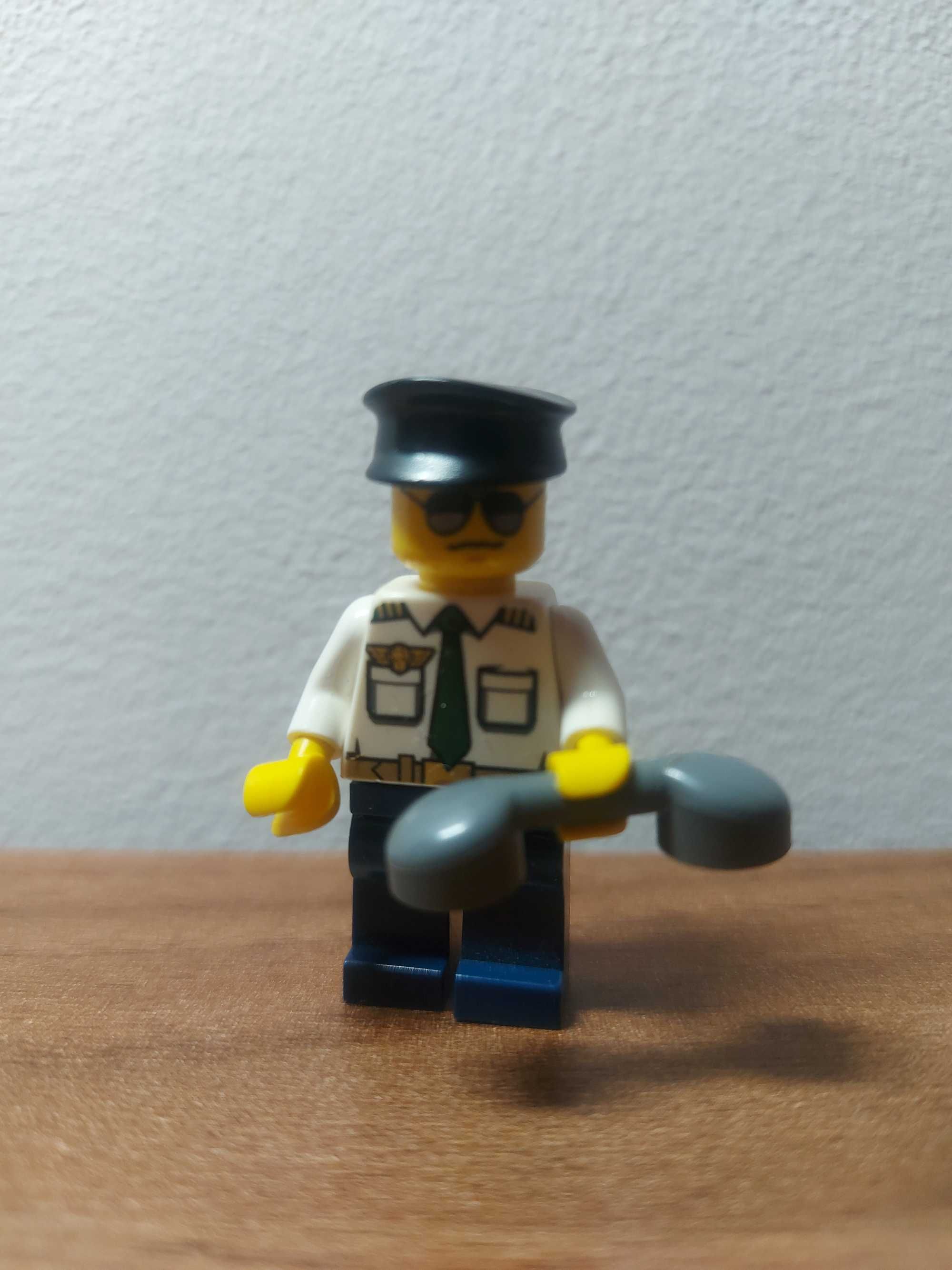 LEGO - minifigurka - policjant
