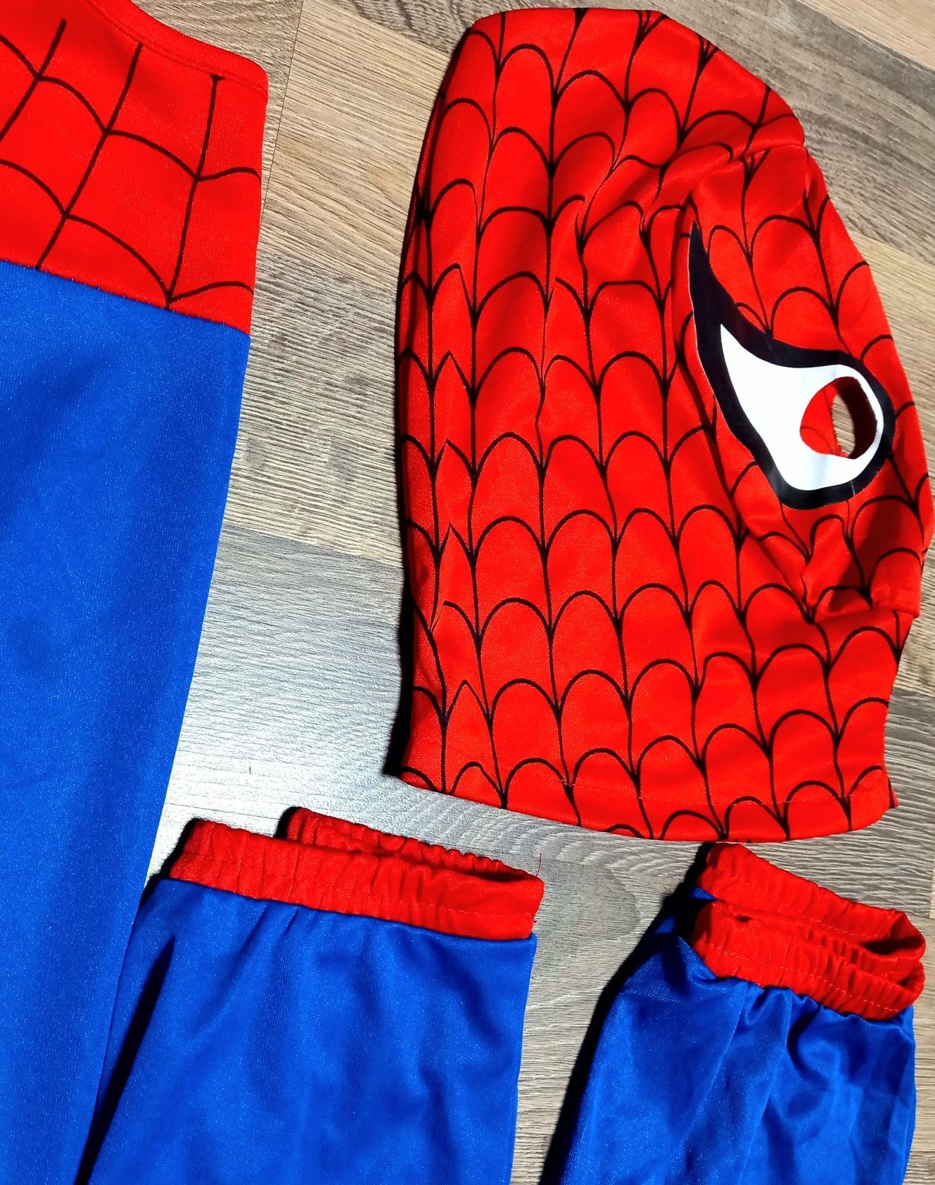 Продам детский костюмчик,человек паук (спайдермен).На ребёнка 5-6 лет.