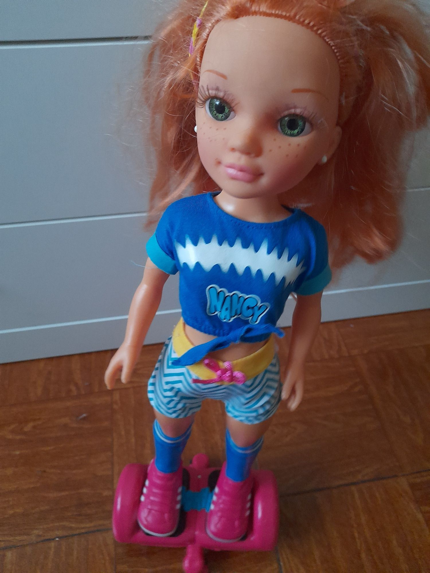 Boneca nancy com hoverboard