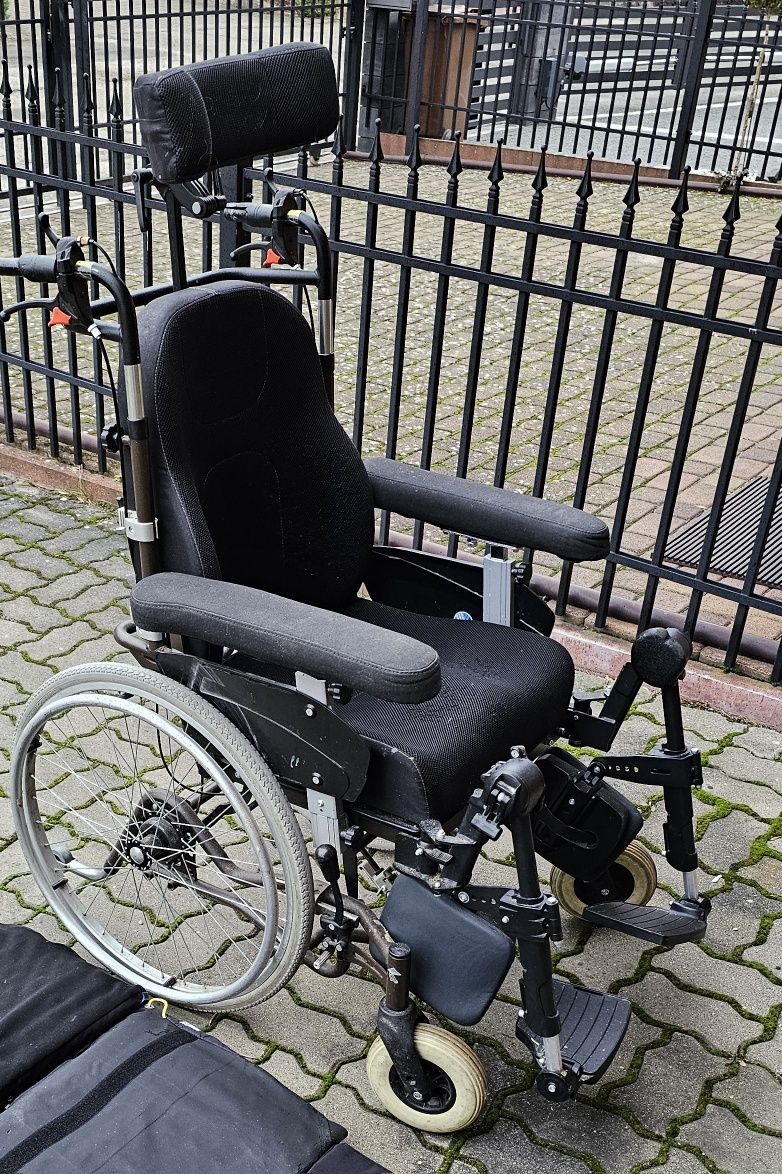Wózek inwalidzki  specjalistyczny Vermeiren. Zagłówek, wentylowany.